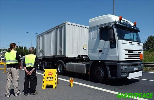 action Greenpeace : camions transportant du plutonium
